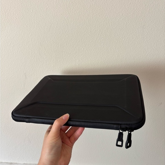 Thule Gauntlet Sleeve MacBook® Pro 14" Laptop Hardshell Case - Picture 4 of 4